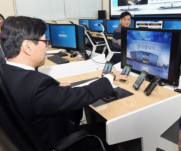 (사진=행정안전부) 재난안전통신망 운영센터 모니터링 장면
