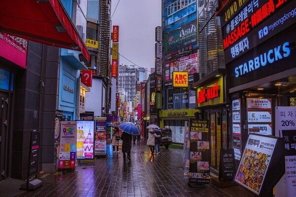 (사진=Unsplash) 서울 시내 프랜차이즈 매장이 밀집한 상가 거리. 개정 노동조합법의 '사용자성' 판단 기준은 업종을 가리지 않지만, 고용부 매뉴얼에는 서비스업 관련 기준이 없다.