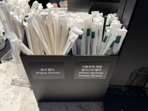 "커피값 3,800원+컵값 200원" 별도 표기... 다시 조여오는 플라스틱 규제